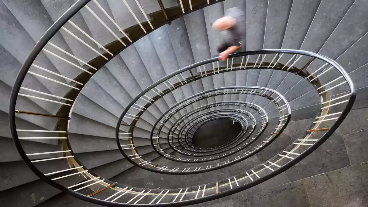 Gedankenspiralen können Symptom psychischer Belastung sein - Bild: Julian Stratenschulte/dpa