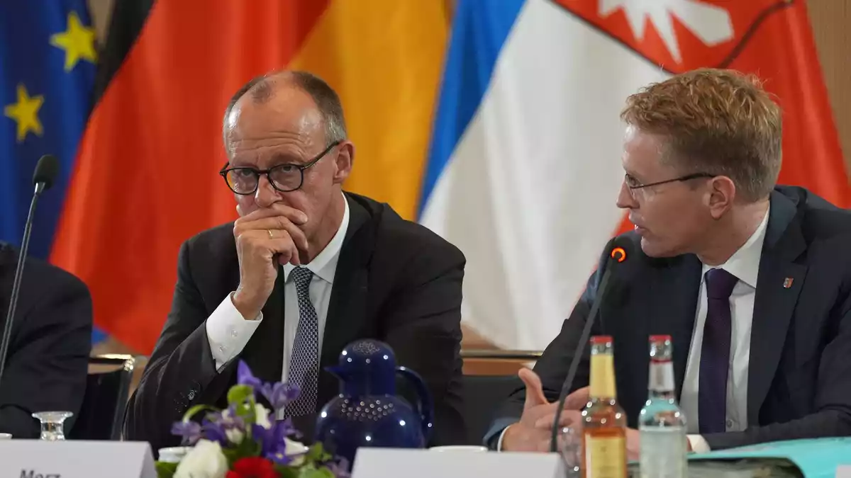 Daniel Günther (r) sprach bei «Inas Nacht» auch über Friedrich Merz. - Bild: Marcus Brandt/dpa