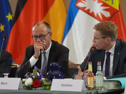 Daniel Günther (r) sprach bei «Inas Nacht» auch über Friedrich Merz. - Foto: Marcus Brandt/dpa