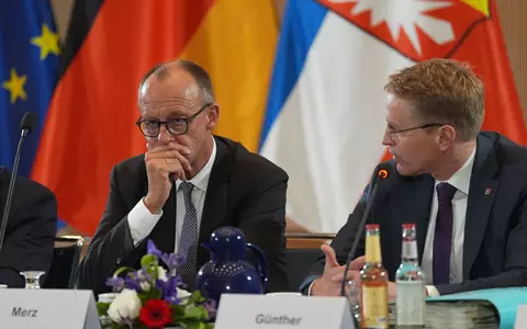 Daniel Günther (r) sprach bei «Inas Nacht» auch über Friedrich Merz. - Foto: Marcus Brandt/dpa