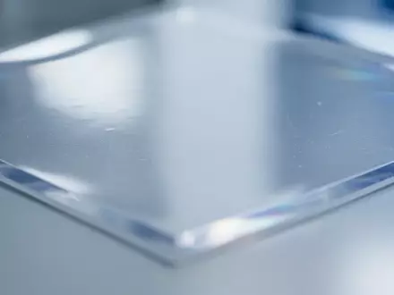 Nahaufnahme einer hochpräzisen, transparenten Polymerfolie unter klinischem Laborlicht, die Materialqualität symbolisiert. - Foto: über boerse-global.de