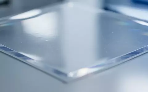 Nahaufnahme einer hochpräzisen, transparenten Polymerfolie unter klinischem Laborlicht, die Materialqualität symbolisiert. - Foto: über boerse-global.de