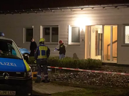 Einsatzkräfte stürmten die Wohnung, in der sich der Mann verschanzt hielt. - Foto: Tizian Gerbing/dpa