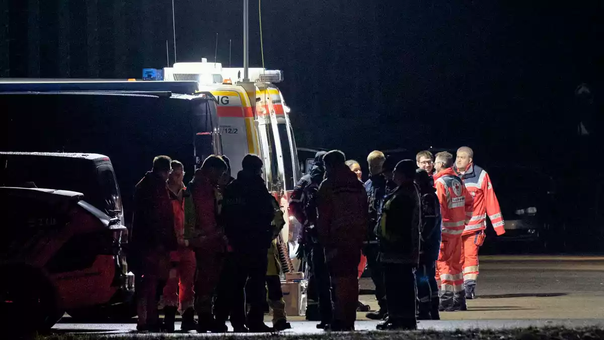 Der Einsatz zog sich bis tief in die Nacht. - Bild: Tizian Gerbing/dpa