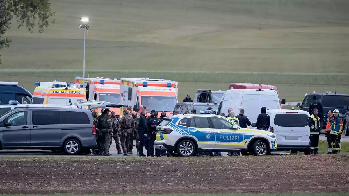Für Polizei und Rettung war es ein Großeinsatz. - Bild: Tizian Gerbing/dpa