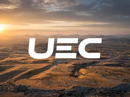 Weite Wüstenlandschaft bei Sonnenaufgang als Symbol für die Energiegewinnung und Rohstoffindustrie. - Foto: über boerse-global.de