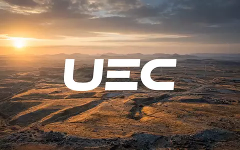 Weite Wüstenlandschaft bei Sonnenaufgang als Symbol für die Energiegewinnung und Rohstoffindustrie. - Foto: über boerse-global.de
