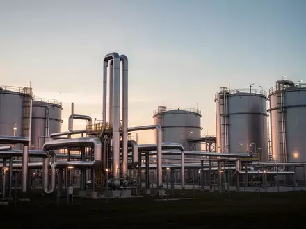 Moderne Industrieanlagen für Energieträger bei Sonnenuntergang - Foto: über boerse-global.de
