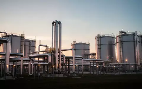 Moderne Industrieanlagen für Energieträger bei Sonnenuntergang - Foto: über boerse-global.de