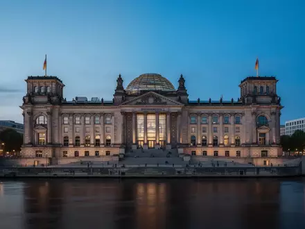 Das Reichstagsgebäude in Berlin in der Abenddämmerung bei natürlichem Licht. - Foto: über boerse-global.de