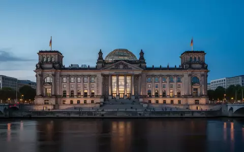 Das Reichstagsgebäude in Berlin in der Abenddämmerung bei natürlichem Licht. - Foto: über boerse-global.de