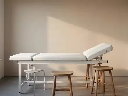 Ein minimalistisch eingerichteter, heller Behandlungsraum in einem Gesundheitsamt ohne Personen. - Foto: über boerse-global.de