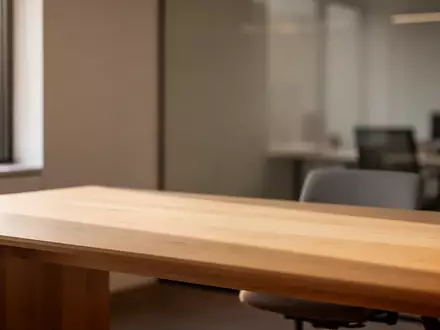 Ein minimalistischer, heller Arbeitsplatz mit einem leeren Schreibtisch in sanftem Tageslicht. - Foto: über boerse-global.de