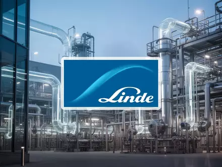 Abstrakte Aufnahme einer modernen Industrieanlage mit Rohrleitungen in der Abenddämmerung. - Foto: über boerse-global.de