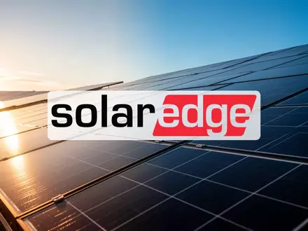 Moderne Solarpark-Anlage bei Sonnenaufgang als Symbol für die Energiewende. - Foto: über boerse-global.de