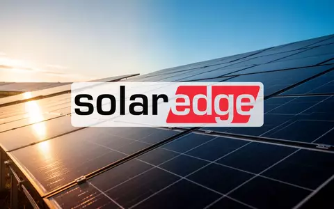 Moderne Solarpark-Anlage bei Sonnenaufgang als Symbol für die Energiewende. - Foto: über boerse-global.de