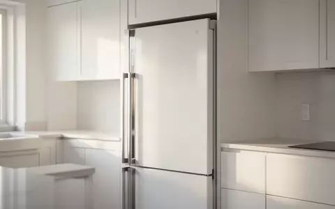 Eine moderne, aufgeräumte Küche mit einem geschlossenen Kühlschrank in einer hellen, minimalistischen Wohnumgebung. - Foto: über boerse-global.de