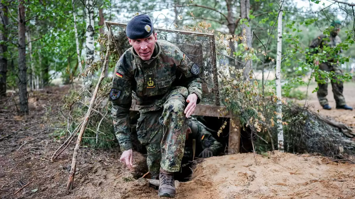 Heeresinspekteur Christian Freuding will das Heer mit kostengünstigen Marschflugkörpern für den Masseneinsatz ausstatten. (Archivbild) - Bild: Kay Nietfeld/dpa