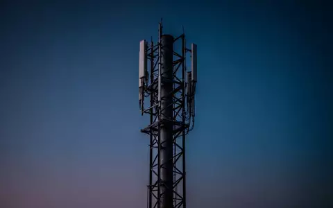 Eine nächtliche Aufnahme eines Mobilfunkmastes vor einem dunklen Abendhimmel. - Foto: über boerse-global.de