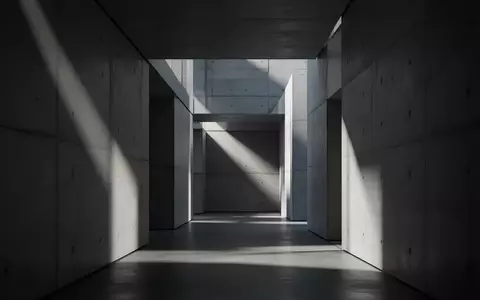 Ein minimalistischer, schattiger Korridor in einem modernen Bankgebäude ohne Menschen. - Foto: über boerse-global.de