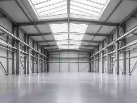 Eine moderne, minimalistische Industriehalle mit polierten Betonböden und architektonischer Präzision. - Foto: über boerse-global.de