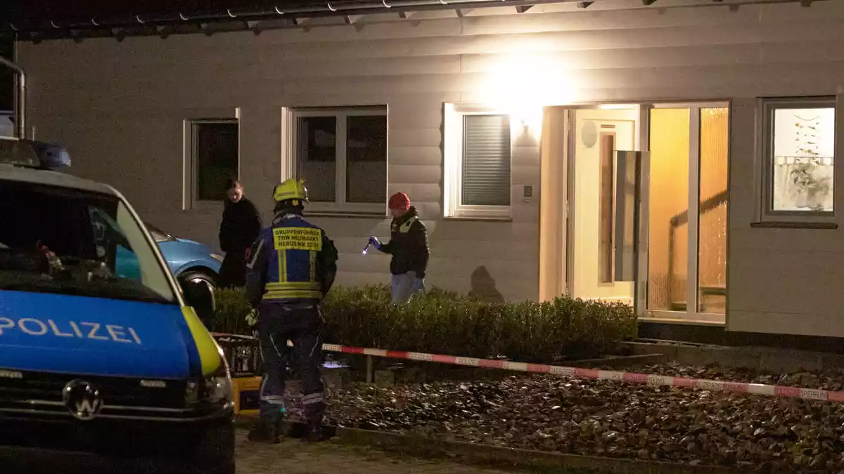 Einsatzkräfte stürmten die Wohnung, in der sich der Mann verschanzt hielt. - Bild: Tizian Gerbing/dpa