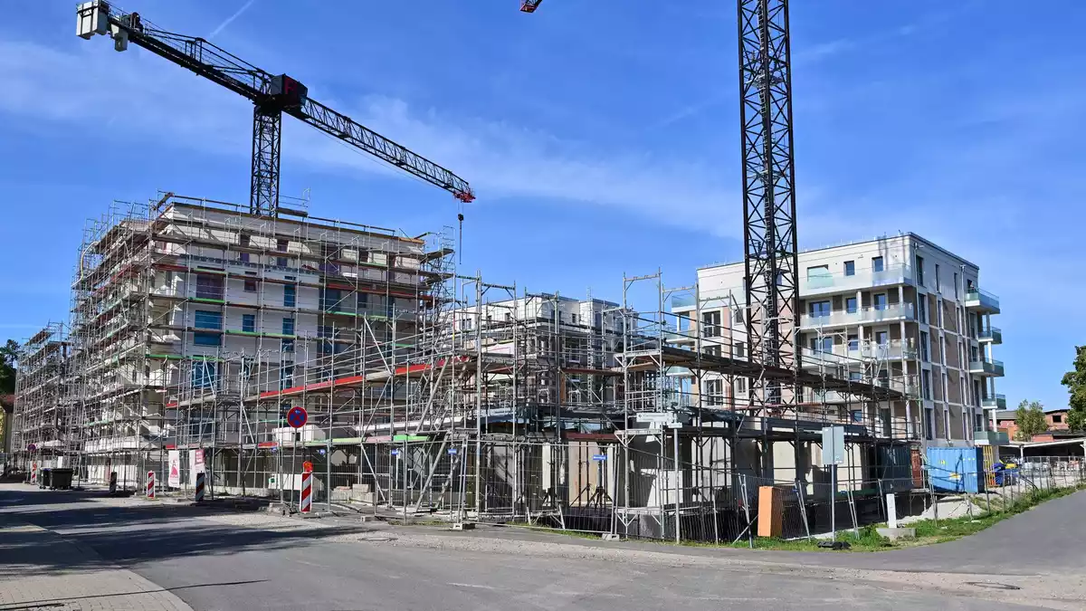 Der Bau neuer Wohnungen wird immer teurer. (Archivbild) - Bild: Patrick Pleul/dpa