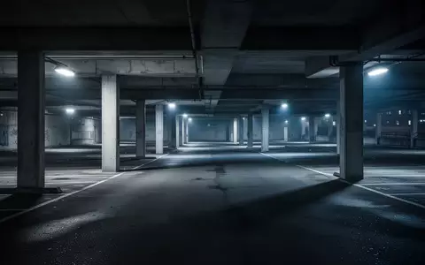 Ein leeres, nächtliches Parkhaus mit Betonpfeilern und düsterer Beleuchtung. - Foto: über boerse-global.de