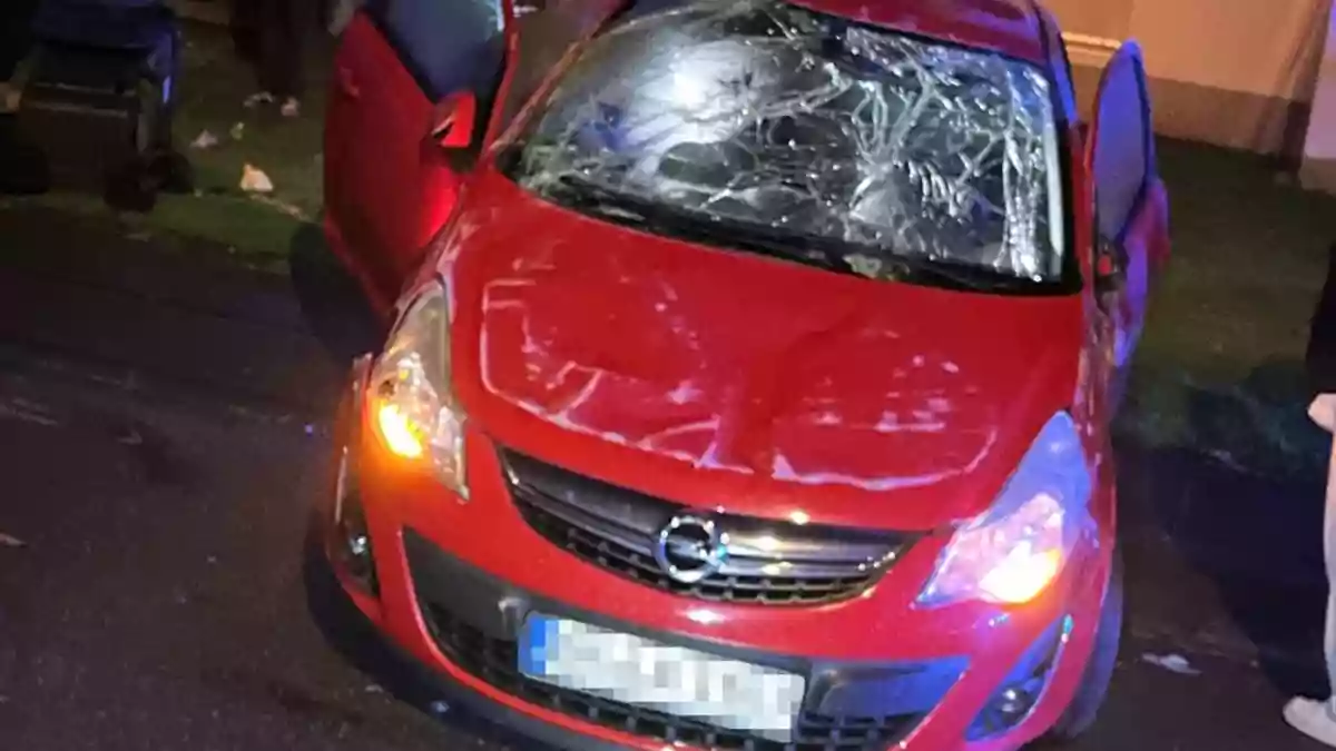 POL-GM: 23-Jähriger beschädigt drei Autos, einen Anhänger und Mülltonnen bei Alleinunfall - Bild: presseportal.de