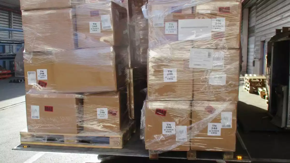 HZA-N: Ausgedruckt! ZOLL stoppt gefälschte Druckerpatronen / Zollamt Nürnberg-Flughafen zieht tonnenweise illegale Ware aus dem Verkehr - Bild: ZOLL, presseportal.de