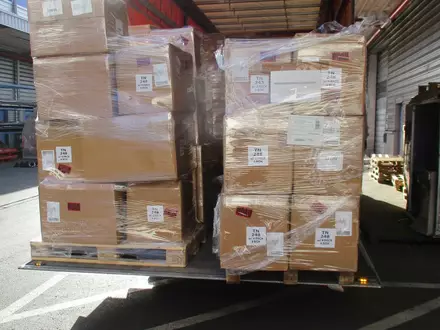 HZA-N: Ausgedruckt! ZOLL stoppt gefälschte Druckerpatronen / Zollamt Nürnberg-Flughafen zieht tonnenweise illegale Ware aus dem Verkehr - Foto: ZOLL, presseportal.de