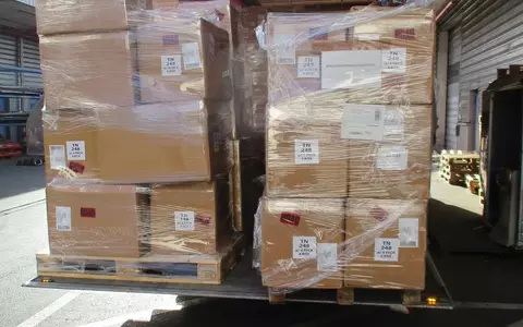 HZA-N: Ausgedruckt! ZOLL stoppt gefälschte Druckerpatronen / Zollamt Nürnberg-Flughafen zieht tonnenweise illegale Ware aus dem Verkehr - Foto: ZOLL, presseportal.de
