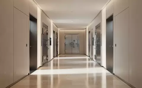 Ein minimalistischer, heller Korridor in einem modernen Finanzgebäude mit poliertem Boden und schlichter Architektur. - Foto: über boerse-global.de