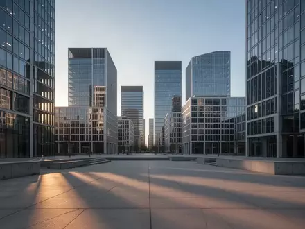 Moderne Bürogebäude in einem Finanzviertel bei Dämmerung mit leeren Plätzen und architektonischen Schatten. - Foto: über boerse-global.de