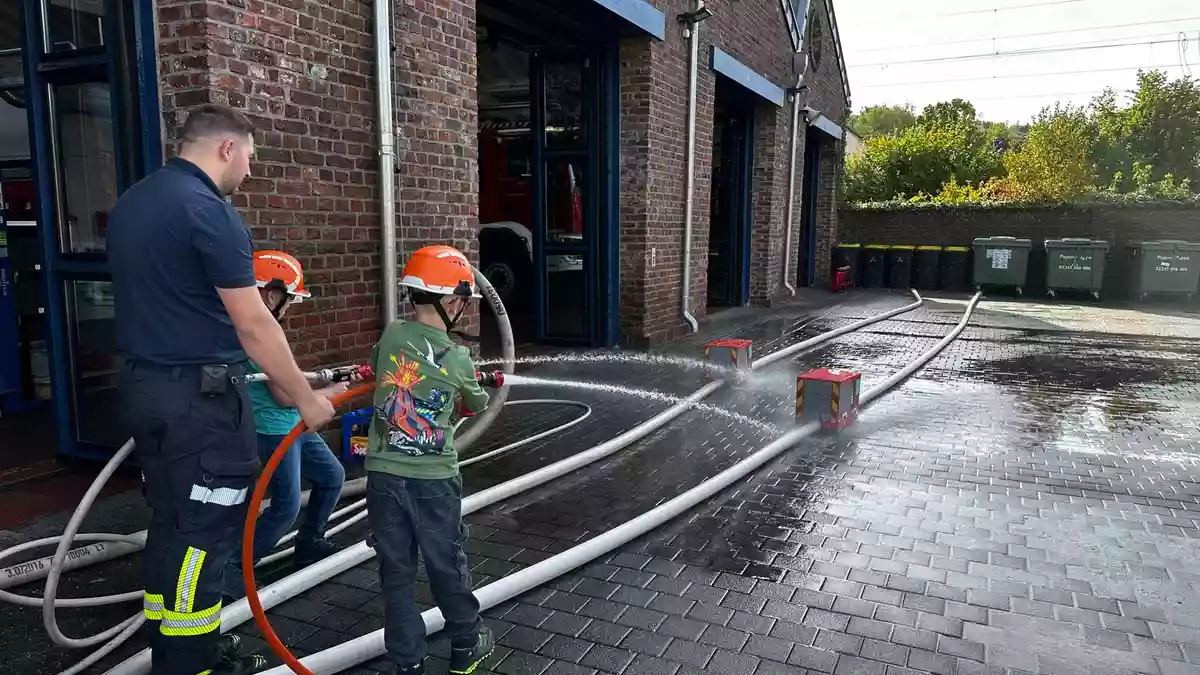 FW Hennef: Mit der Maus hinter die Kulissen der Feuerwehr: Rund 20 Kinder erleben bei der Feuerwehr Hennef einen spannenden Tag mit Strahlrohr, Drehleiter und Feuerlöscher - Bild: presseportal.de