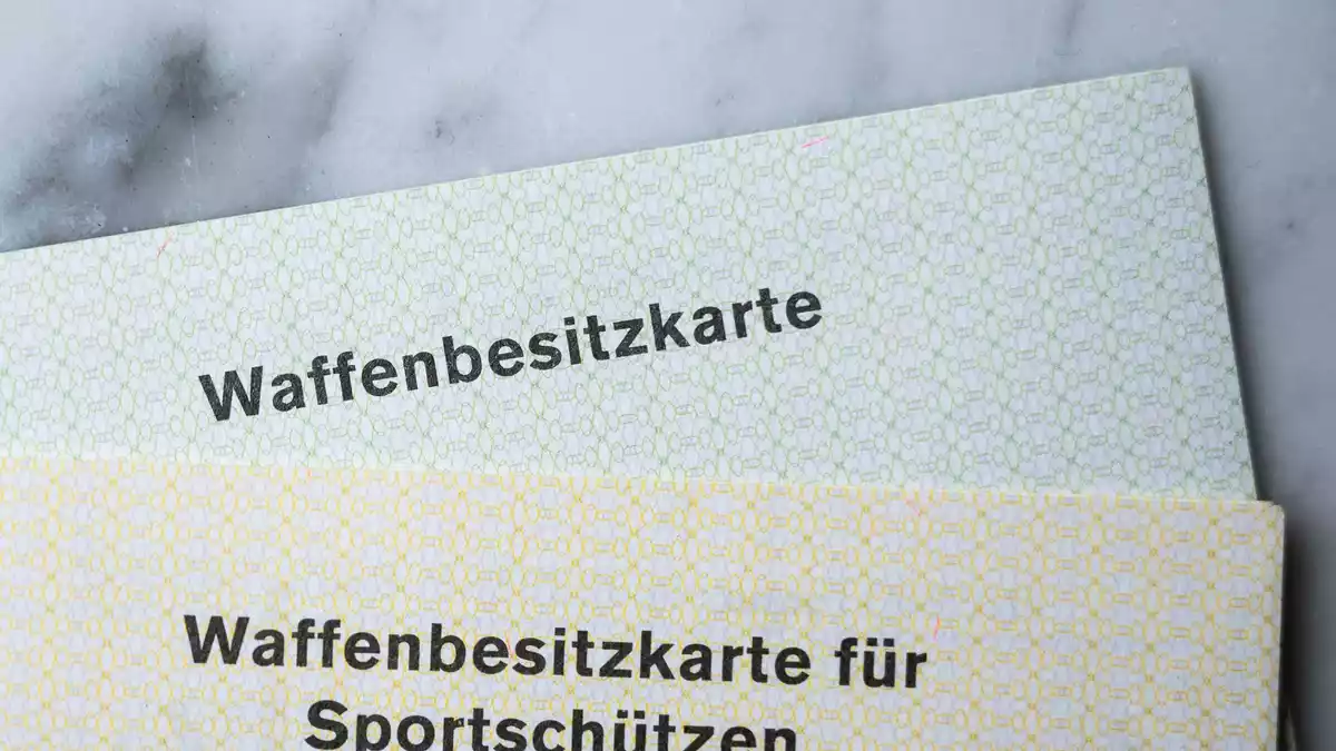 Eine Waffenbesitzkarte berechtigt in Deutschland zum legalen Besitz von Schusswaffen. (Archivbild) - Bild: Silas Stein/dpa