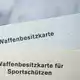 Eine Waffenbesitzkarte berechtigt in Deutschland zum legalen Besitz von Schusswaffen. (Archivbild) - Bild: Silas Stein/dpa