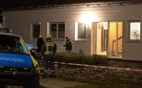 Einsatzkräfte stürmten die Wohnung, in der sich der Mann verschanzt hielt. - Foto: Tizian Gerbing/dpa