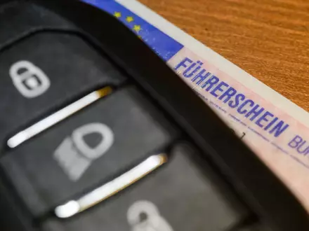 Führerschein: Bis zu 1.000 Euro günstiger? - Foto: Robert Michael/dpa