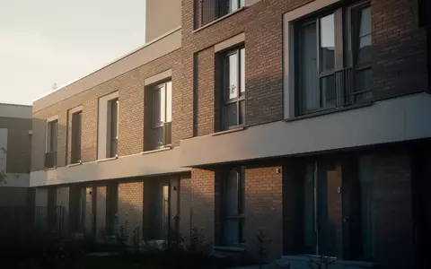 Moderne Wohnhausfassade bei Tageslicht als Symbol für die steuerliche Geltendmachung von Handwerkerleistungen. - Foto: über boerse-global.de