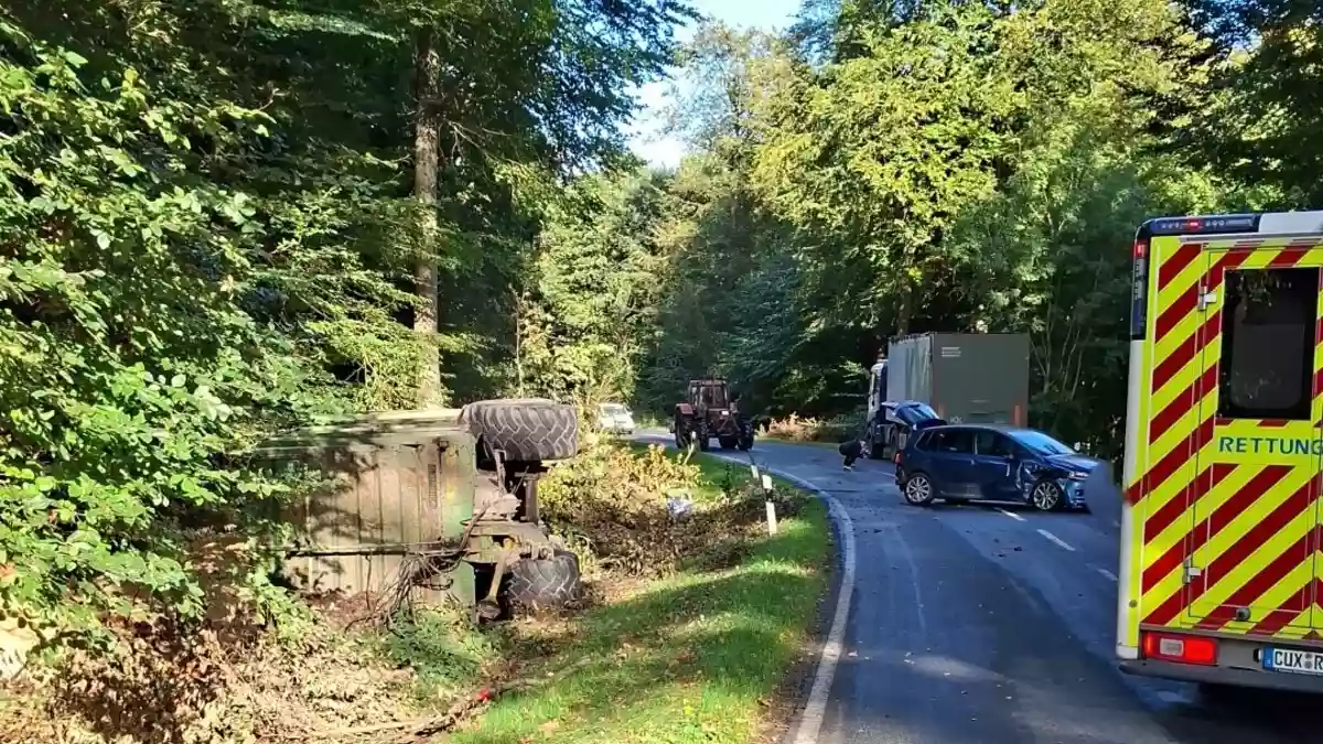 POL-CUX: Verkehrsunfall zwischen PKW, LKW und Traktorgespann nach missglücktem Überholmanöver auf der L117 im Bereich Bad Bederkesa - eine Person leicht verletzt - Hoher Sachschaden (Foto im Anhang) - Bild: presseportal.de