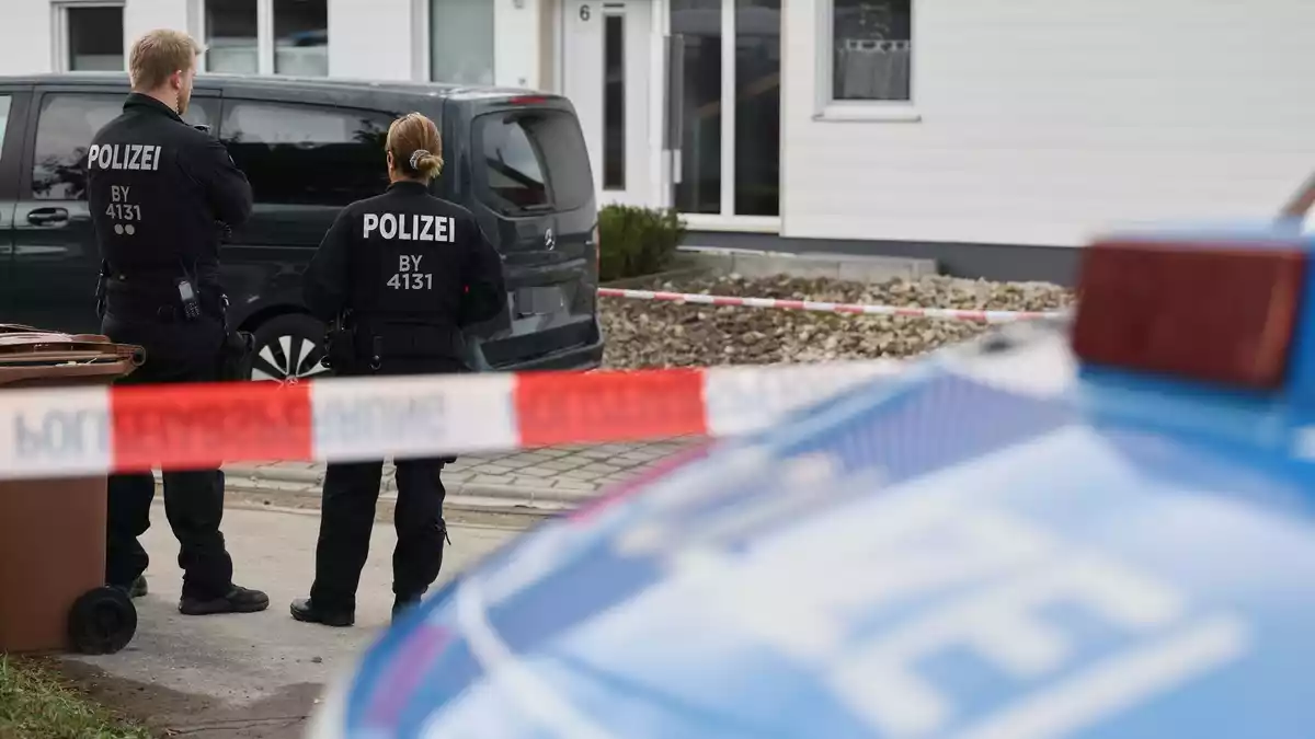Am Tag nach der Tat liefen in Berngau am Tatort noch Maßnahmen zur Spurensicherung. - Bild: Daniel Löb/dpa