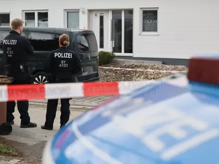 Am Tag nach der Tat liefen in Berngau am Tatort noch Maßnahmen zur Spurensicherung. - Foto: Daniel Löb/dpa