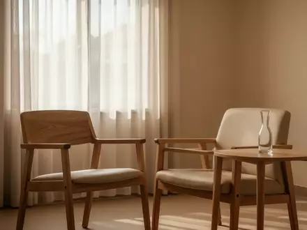 Ein ruhiger, sonnendurchfluteter Raum in einer modernen Pflegeumgebung mit einem Holzstuhl am Fenster. - Foto: über boerse-global.de