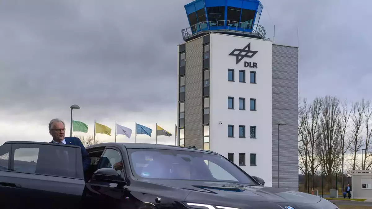 Die meisten Dienstwagen der Landesregierung von Sachsen-Anhalt - wie hier vom früheren Ministerpräsidenten Reiner Haseloff (CDU) - kommen von BMW. (Archivbild) - Bild: Klaus-Dietmar Gabbert/dpa