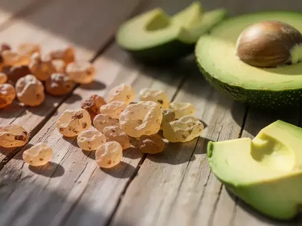 Nahaufnahme von rohen Weihrauchharzstücken und Avocadoscheiben auf einer hölzernen Oberfläche bei natürlichem Licht. - Foto: über boerse-global.de
