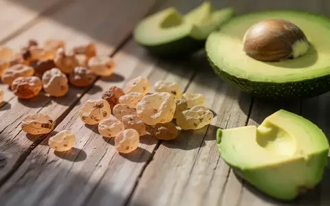 Nahaufnahme von rohen Weihrauchharzstücken und Avocadoscheiben auf einer hölzernen Oberfläche bei natürlichem Licht. - Foto: über boerse-global.de