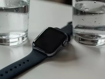 Symbolbild: Smartwatch neben einem Glas Wasser - Foto: über boerse-global.de