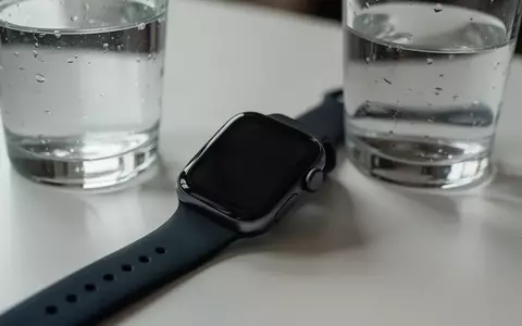 Symbolbild: Smartwatch neben einem Glas Wasser - Foto: über boerse-global.de