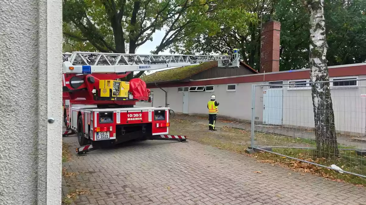 FW Celle: Feuer in Umkleiden auf dem Sportplatz in Vorwerk - Bild: presseportal.de